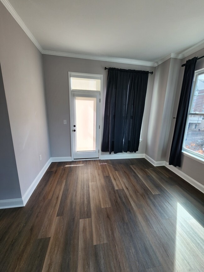 Building Photo - 405 W 7th St