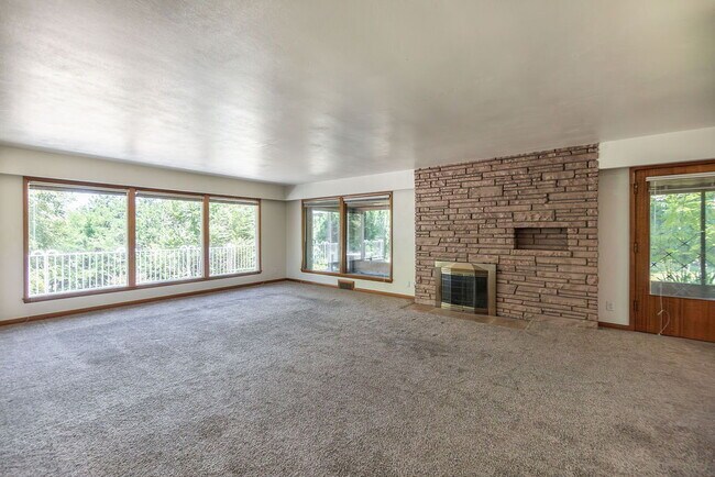 Building Photo - Spacious 3 bed 3 bath home