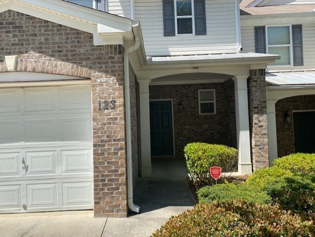 Building Photo - Very Nicely Renovated townhome in the Cony...