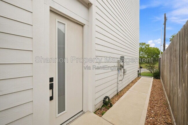 Building Photo - 3542 Amos St