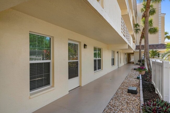 Building Photo - GORGEOUS 2 BEDROOM, 2 BATHROOM 1ST FLOOR CONDO LOCATED IN THE HIGHLY SOUGHT AFTER TENTH FAIRWAY A...