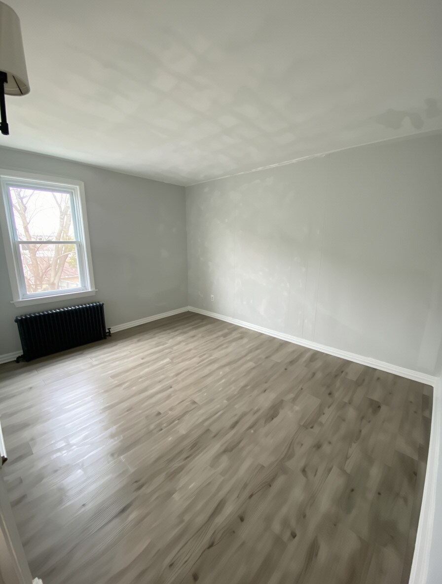Building Photo - 400 Snell St