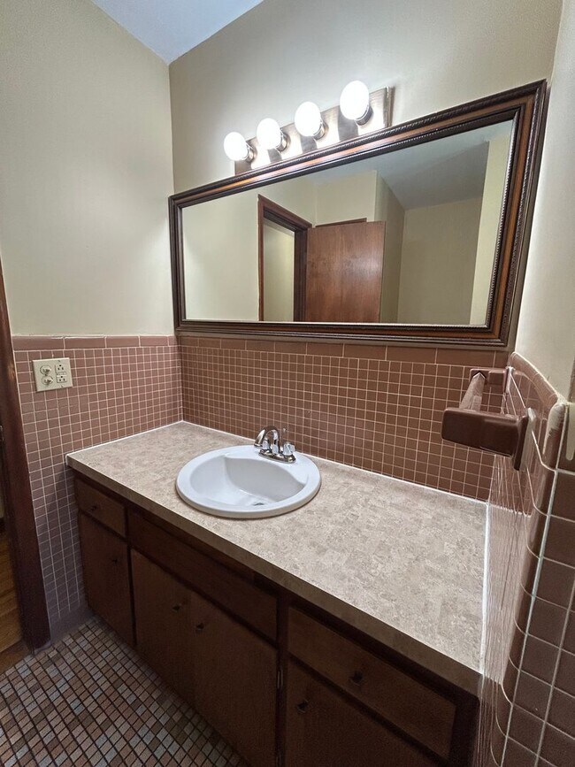 Building Photo - 704 N 74th Ave