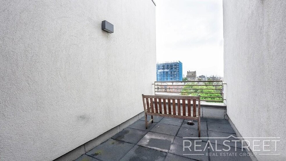 Building Photo - Modern 2 bedroom - Awesome design and architecture.