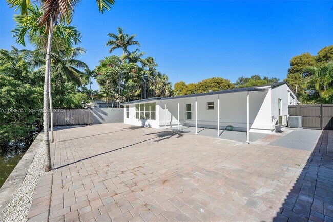 Building Photo - 300 SW 11th Ct