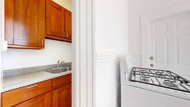 Building Photo - 1233 Laguna St