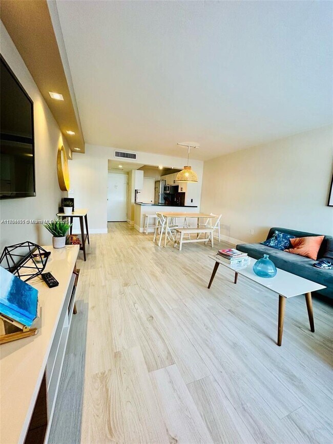 Building Photo - 2899 Collins Ave