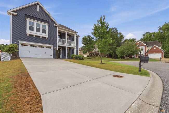 Building Photo - Spacious 4/3 Available July 15th