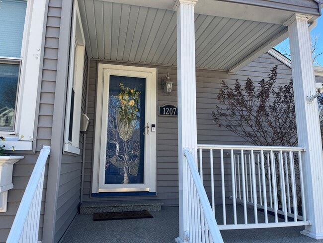 Building Photo - 3 Bedroom in Alton