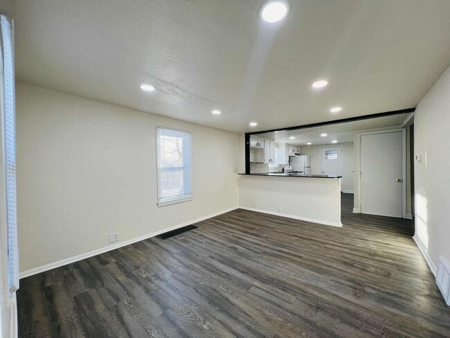 Building Photo - Freshly Updated Single-Family Home with Spacious Upper Bedroom