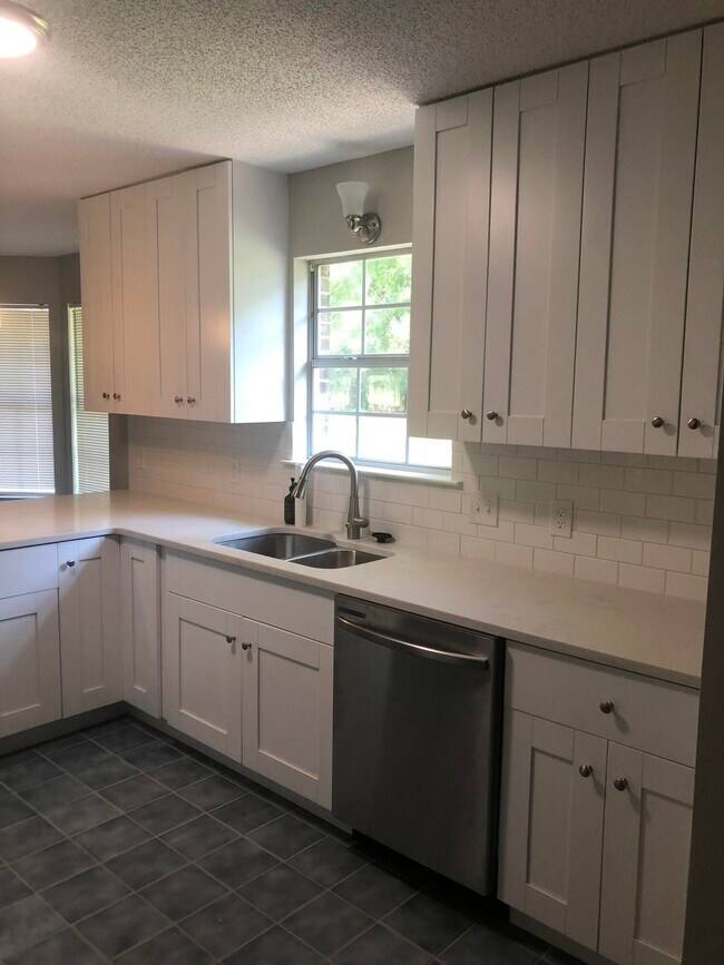 Building Photo - 7653 Frankfort St