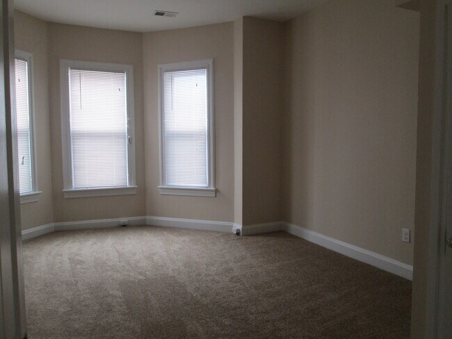 Building Photo - 402 Summit Ave