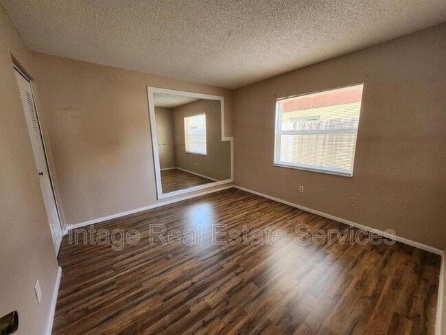 Building Photo - 905 Old Field Dr