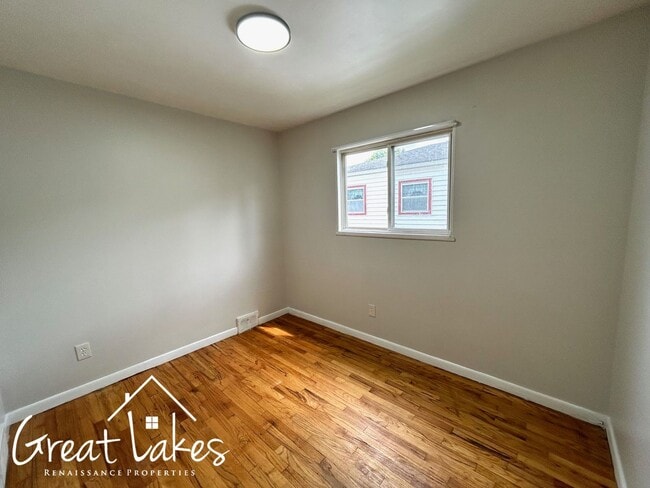 Building Photo - Charming 3 Bedroom 1 Bathroom now availabl...