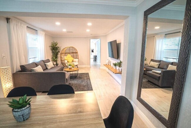 Building Photo - Fully Renovated Home Near Busch Gardens