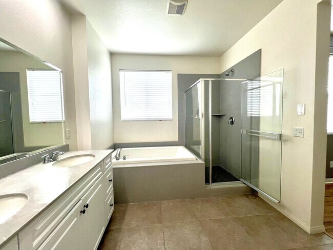 Building Photo - Modern Eastvale Home | 3 Bed | 2.5 Bath | 2-Car Garage | Pool & Gym | Solar Panels