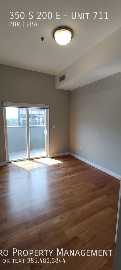 Building Photo - Beautiful Downtown Apartment!