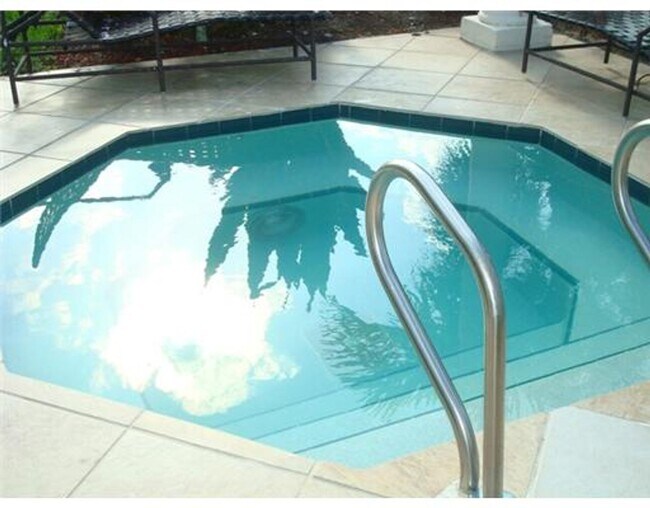 Building Photo - 2Bed/2Bath Condo in Prime Location