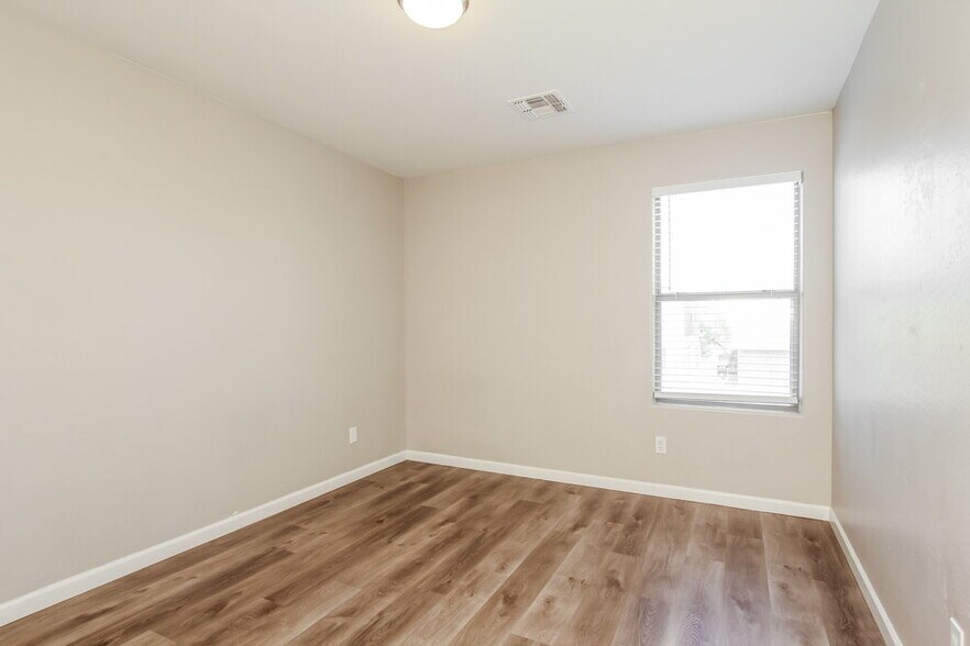 Building Photo - 10206 W Whyman Ave
