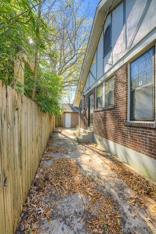 Building Photo - Gorgeous, renovated Midtown 3/1.