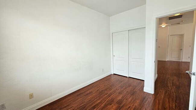 Building Photo - GORGEOUS HOME NEAR BLUE DIAMOND & DECATUR!!!!