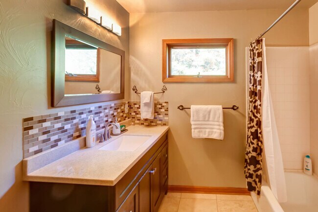 Building Photo - 525 Townsand Hollow Rd