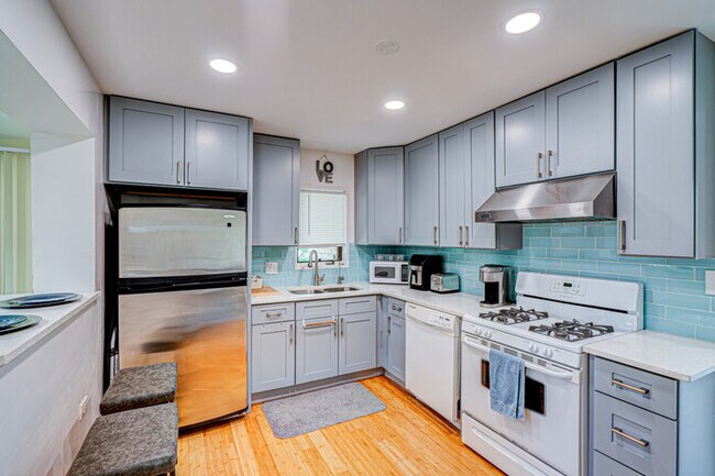 Building Photo - Cozy Home Sleeps 10 Lombard Chicago Suburb