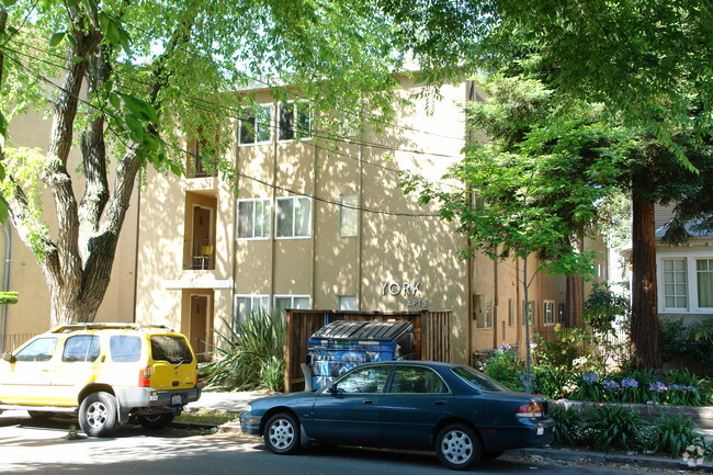 Building Photo - York Apartments