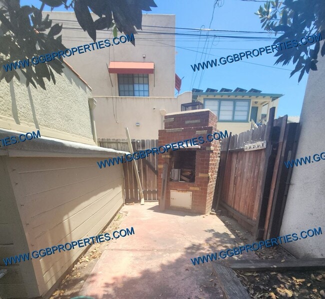Building Photo - Come See this SAT! 06/27/26 - Live the Belmont Shore Lifestyle! Spanish 2 Bedroom / 1 Bath Home w...