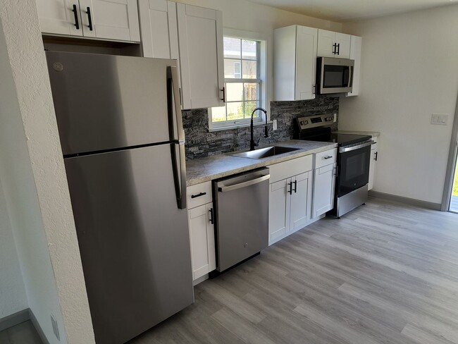 Building Photo - Newly Remodeled 2 Bedroom 1 1/2 Bath Home