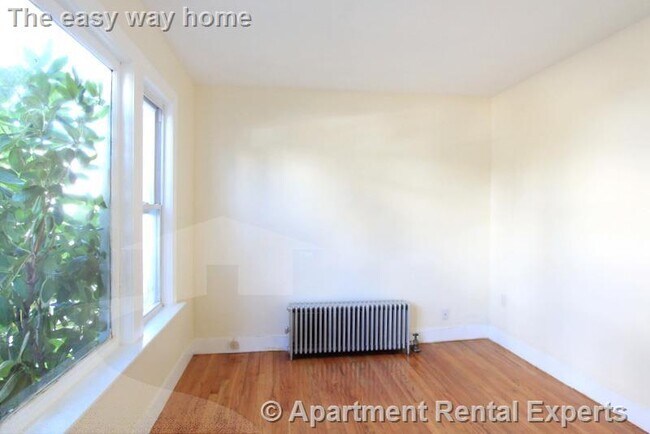 Building Photo - 569 Main St