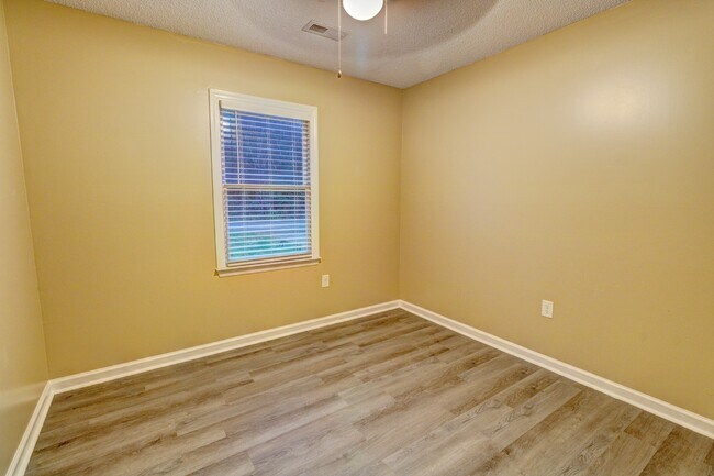 Building Photo - 334 Pine Ave