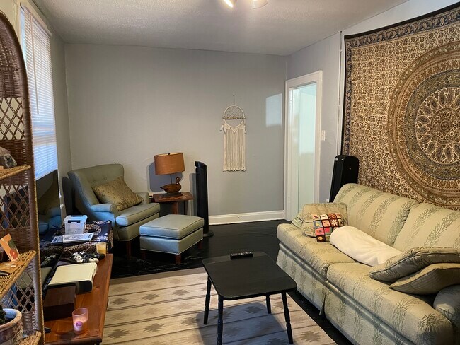 Building Photo - 1528 S High St