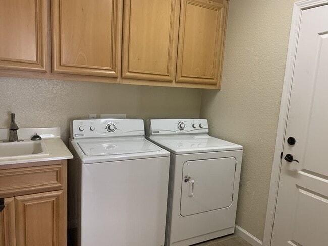 Building Photo - Rare opportunity to rent in the Eskaton Village in Placerville!