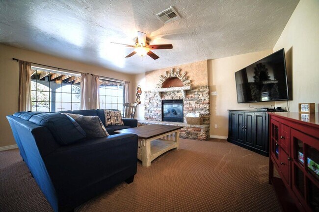 Building Photo - 123 S Rachel Ln