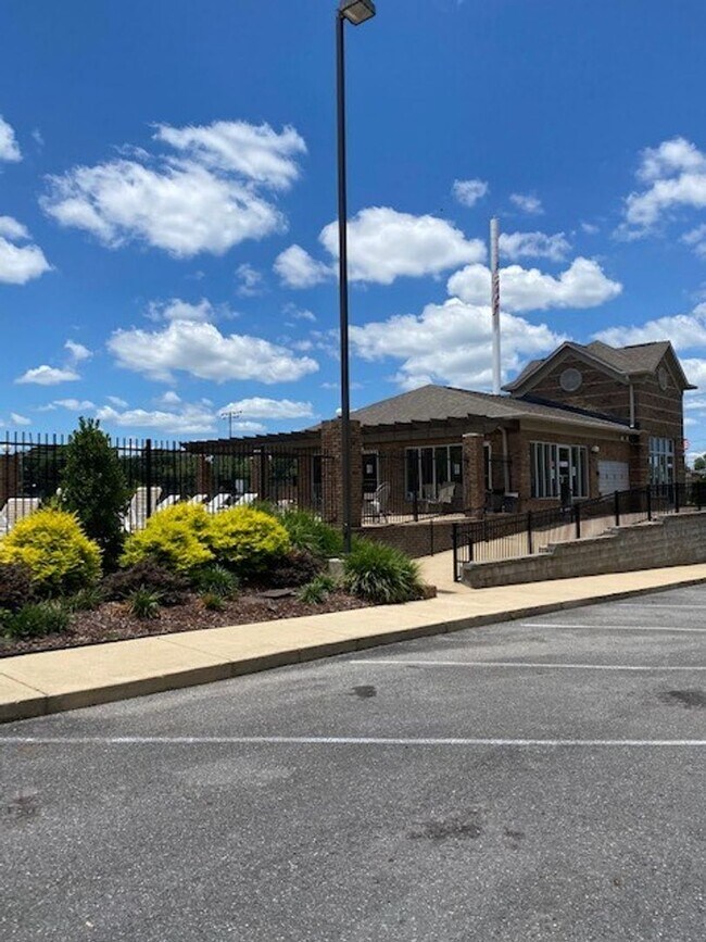 Building Photo - Cozy 2 Bed 2 Bath Condo Available NOW!