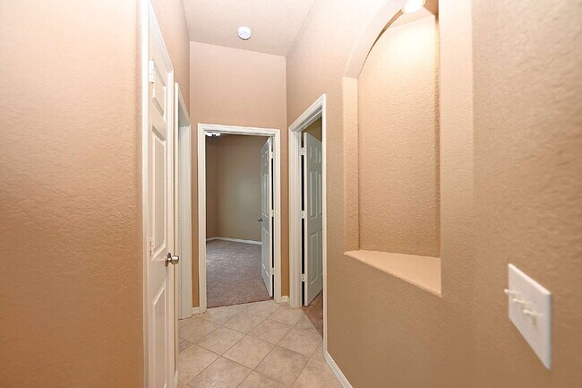 Building Photo - 2618 High Ridge Dr