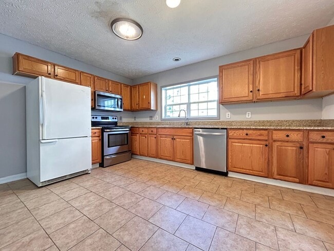 Building Photo - Spacious 4-Bedroom Home W/Sunroom & Large ...