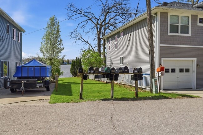 Building Photo - 3-bedroom home with deeded access to all-sports Loon Lake