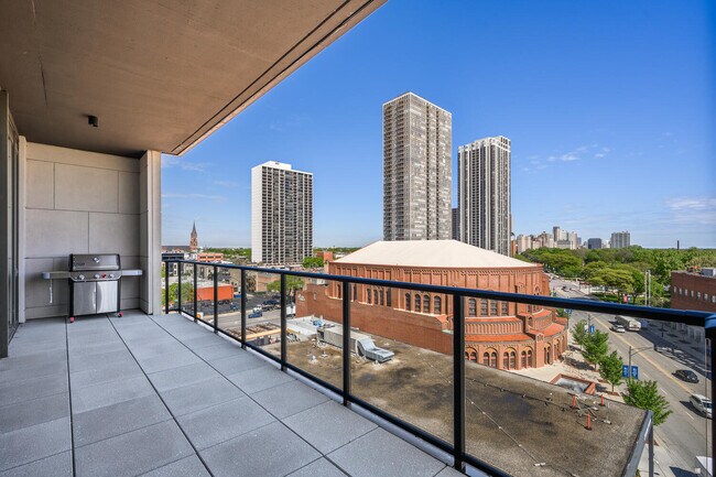 Building Photo - 1550 N Clark St