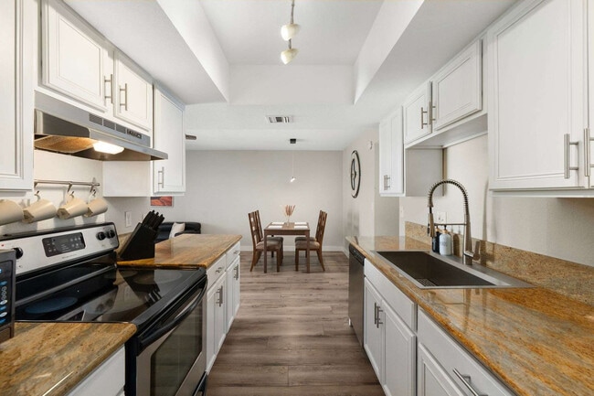 Building Photo - 740 W Elm St