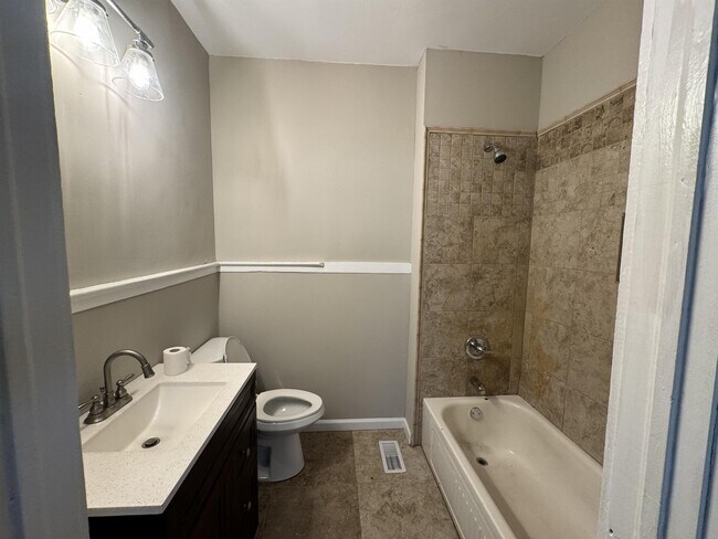 Building Photo - 2017 Lee High Dr NE