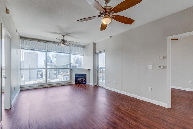 Building Photo - 300 W Beech St