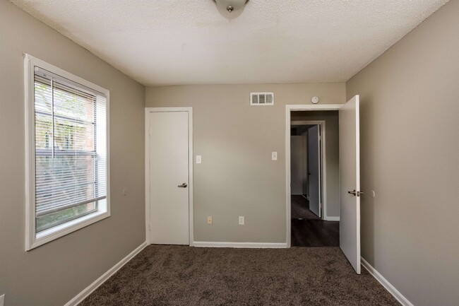 Building Photo - 2999 Morningview Dr