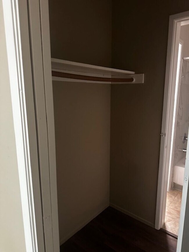 Building Photo - 2 bedroom & 1 bath condo in a parklike set...