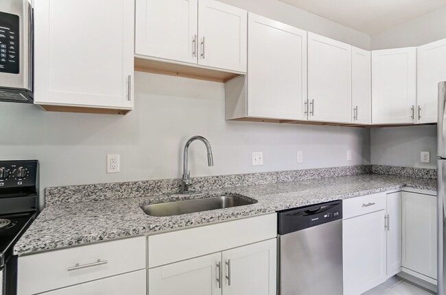 Building Photo - Spacious 3 Bedroom in Hamilton!