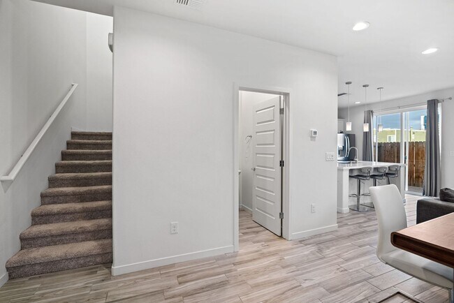 Building Photo - Beautiful Home by Lakeside