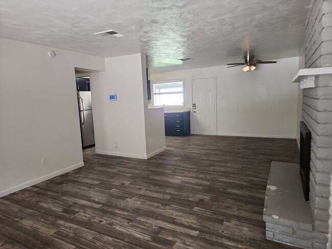 Building Photo - Coming Soon! 3 Bed, 1 Bath, Accross from GCU!! (Available on 06/15/26)