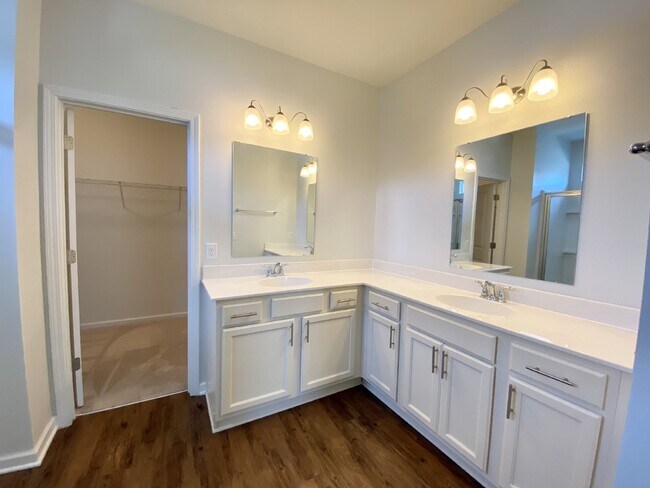 Building Photo - Three Bedroom Home In Heritage New Riversi...