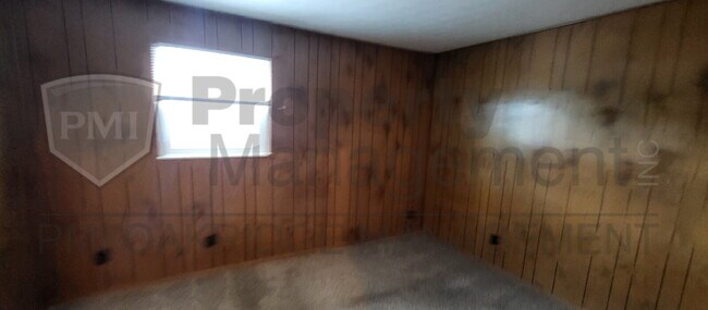 Building Photo - 2 Bed 1.5 Bath Townhome